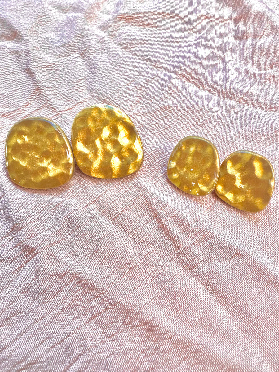 Pebble studs