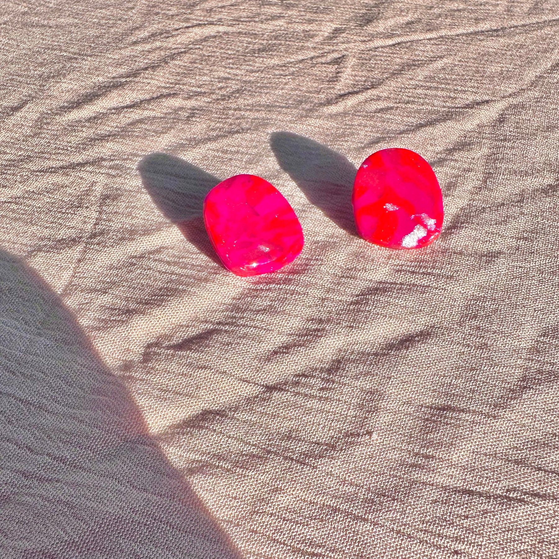 Pebble studs