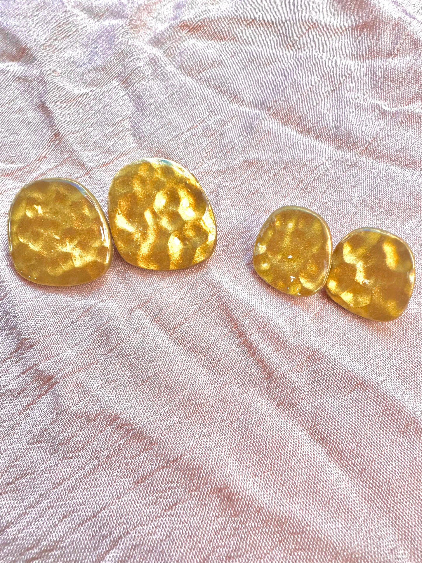 Pebble studs