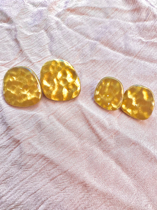 Pebble studs